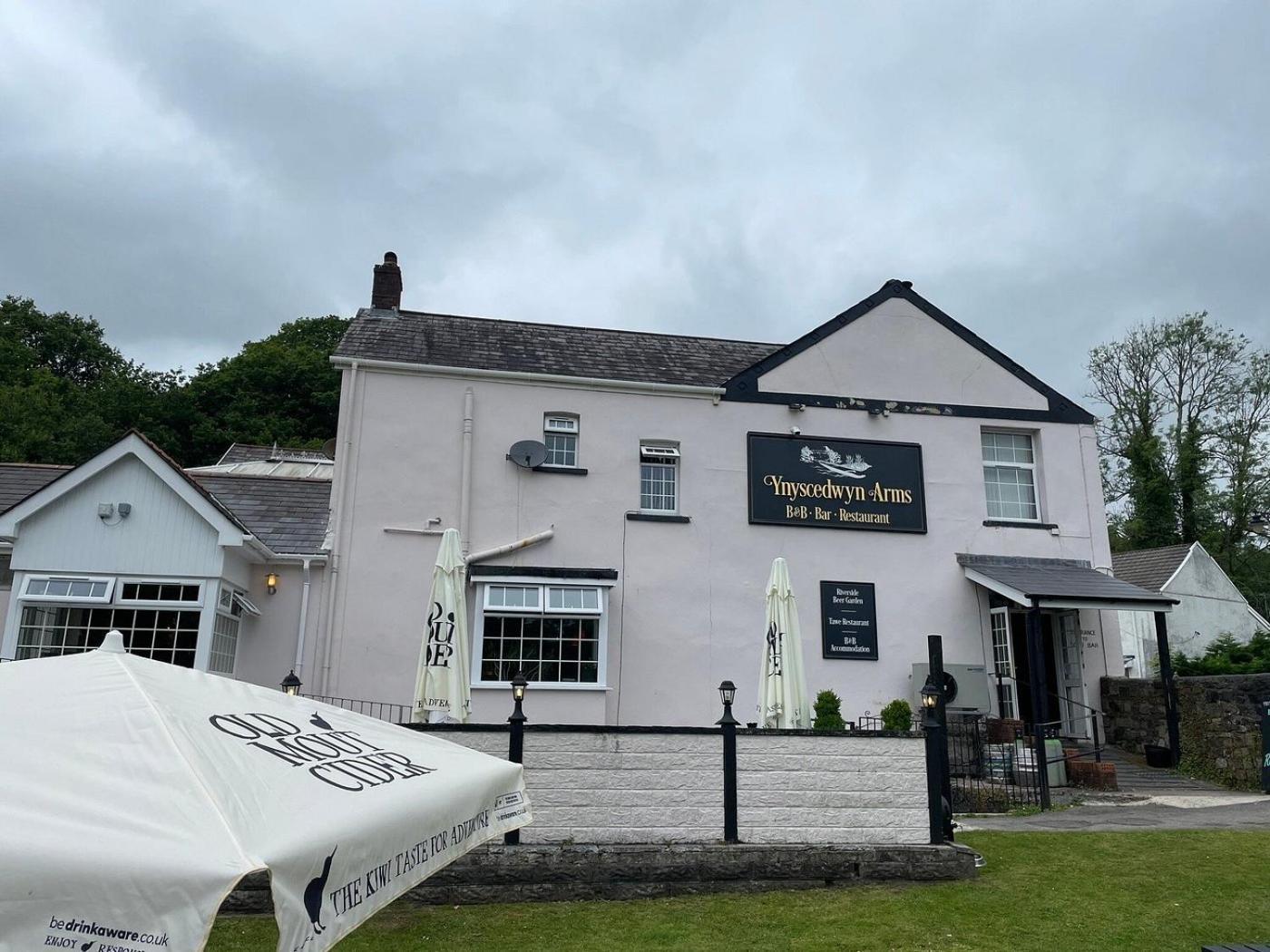 Ynyscedwyn Arms Hotel Ystradgynlais Ngoại thất bức ảnh